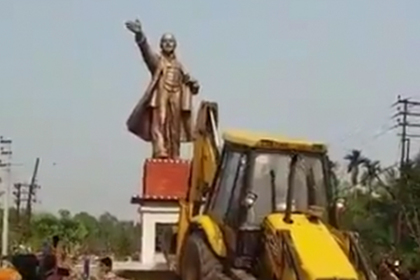 Индийцы на радостях снесли статую Ленина и поиграли в футбол ее головой