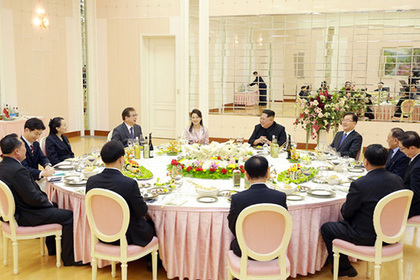 Ким Чен Ын накормил делегацию из Южной Кореи
