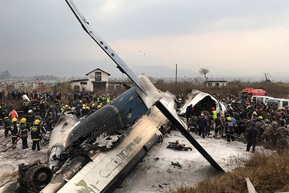 На месте крушения пассажирского самолета нашли выживших