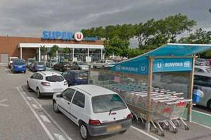 Назвавшийся сторонником ИГ захватил заложников в супермаркете во Франции