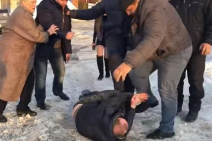 Российского блогера избили ногами за дрифт в гаражах