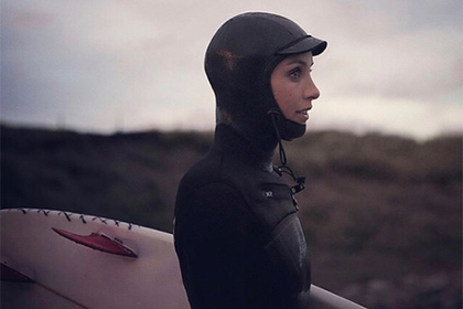 Серфингистка отказалась от купальника ради борьбы с сексизмом