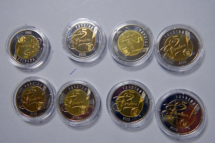 Украинец пришел пешком в Крым и принес набитый коллекционными монетами пакет