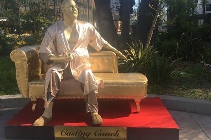 В Голливуде установили «золотую» статую сидящему в халате на диване Вайнштейну