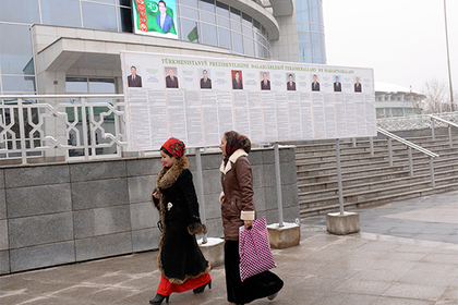В Туркмении бюджетницам запретили ходить на работу красивыми