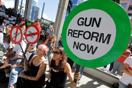 Во Флориде учителям разрешили носить оружие в школах