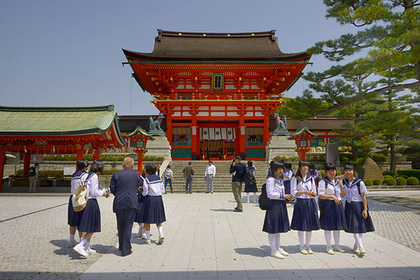 За позволявших трогать грудь японских школьниц взялась полиция