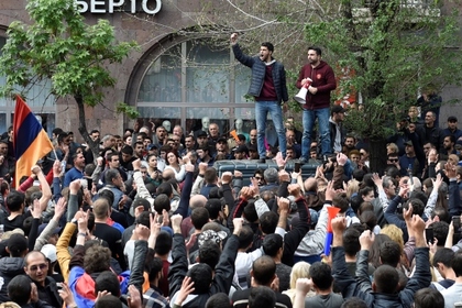 Десятки тысяч человек вышли на антиправительственный митинг в Ереване