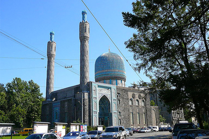 Избитый прихожанином охранник мечети Петербурга умер в больнице