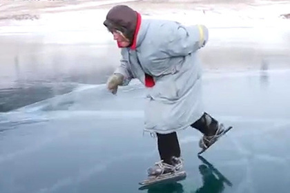 Рассекающая по Байкалу на самодельных коньках бабушка покорила иностранцев
