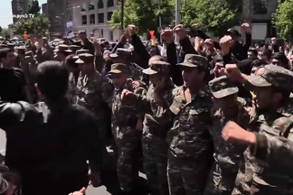 Военные присоединились к протестам в Ереване
