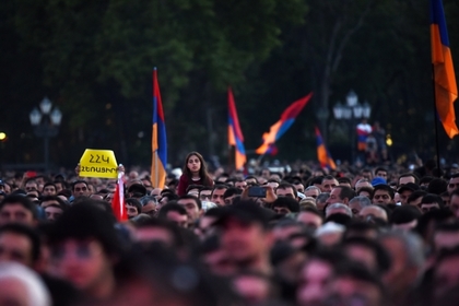 Армянские школьники добились отставки не пустившей их на митинги директора