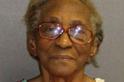 Бабушка ударила ленивую внучку тапкой и угодила под арест
