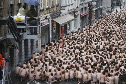 Фотограф разденет на улице тысячи людей ради скандального фестиваля