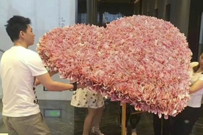 Китаец подарил возлюбленной гигантский букет из денег и нарушил закон