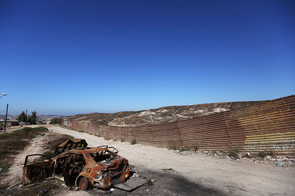 Мексика отказалась платить за стену на границе с США