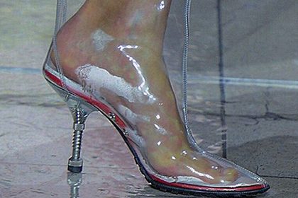 Популярную женскую обувь признали опасной для здоровья