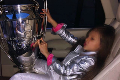 Украинский чиновник превратил кубок Лиги чемпионов в игрушку дочери