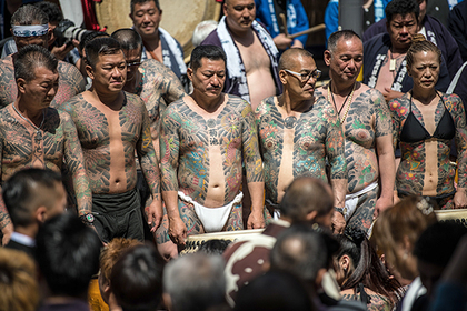 Японцы массово разделись и показали татуировки в стиле якудза