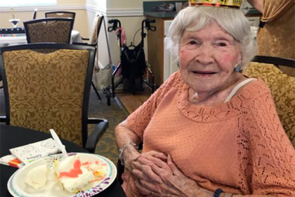 105-летняя американка назвала секретом долголетия вечеринки и алкоголь