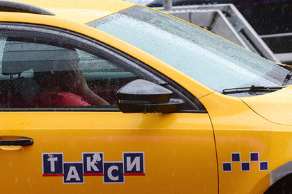 Ласковый таксист обнял пассажирку ради IPhone