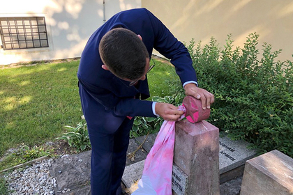 Помощник президента Чехии очистил оскверненный памятник советским воинам в Праге