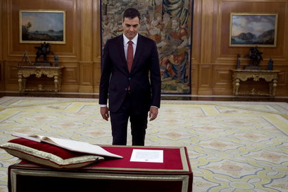 Премьер-министр Испании отказался присягать на библии и потребовал убрать крест