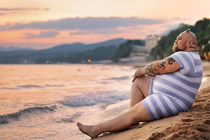 Пухлый лысый бородач из России поучил девушек идеальным фотосессиям на пляже