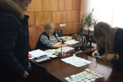 Российская чиновница обложила данью подчиненных и избежала тюрьмы