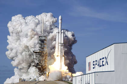 SpaceX отложила первый туристический полет на Луну