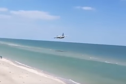 Украинские военные назвали причину предельно низкого полета Су-25 над пляжем?