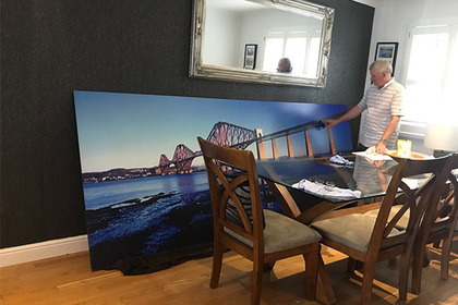 Живущий 30 лет рядом с мостом шотландец спустил деньги на его огромное фото