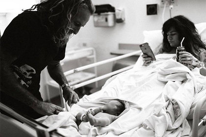 Блогер взяла смартфон сразу после родов и подверглась травле