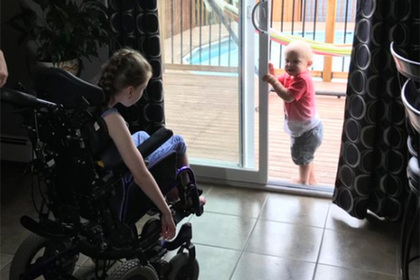 Девочка с церебральным параличом спасла упавшего в бассейн годовалого брата