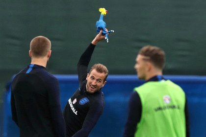 Футболистов сборной Англии застали с резиновой курицей
