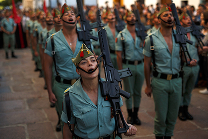 Испанским военным разрешили носить брюки из-за татуировок