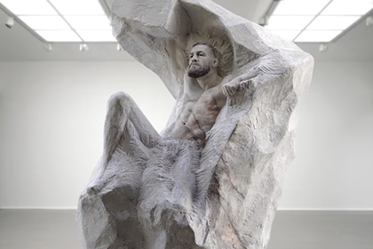 Ко дню рождения Макгрегора создали его статую за тысячи евро