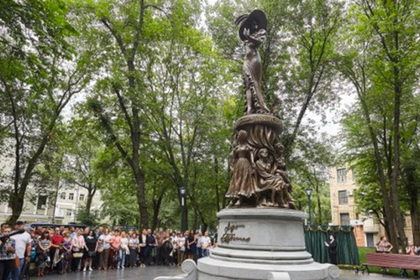 На Украине открыли памятник Гурченко с орфографическими ошибками