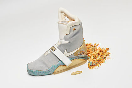 Потрепанный кроссовок из «Назад в будущее» продали за 92 тысячи долларов