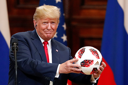 Путин вручил Трампу мяч чемпионата мира-2018