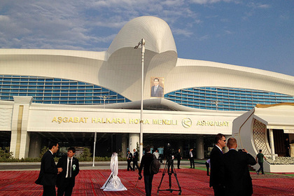 Родня президента Туркмении сняла всех пассажиров с рейса и полетела вместо них
