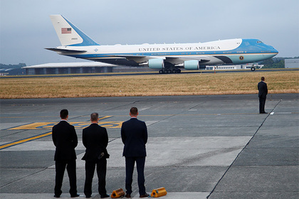 Трамп захотел перекрасить президентский самолет в бело-сине-красный