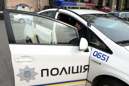 В Донбассе пьяный полицейский порезал двух человек