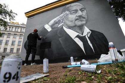 Вандалы снова испортили граффити с Черчесовым в Петербурге