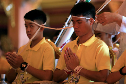 Вызволенные из пещеры в Таиланде дети стали монахами