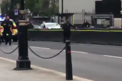 Автомобиль врезался в забор рядом с британским парламентом