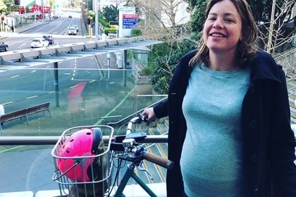 Беременная велосипедистка похвасталась поездкой до роддома