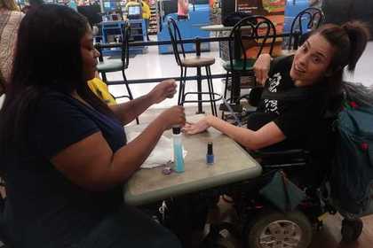 Больную параличом женщину выставили из маникюрного салона из-за трясущихся рук