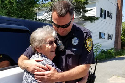 Дочь подстроила арест 93-летней матери в честь дня рождения