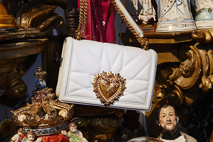 Dolce & Gabbana украсил сумки сердцами